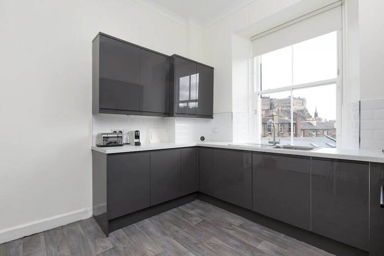 Elegant 3 Bedroom Central Apartment W/castle View