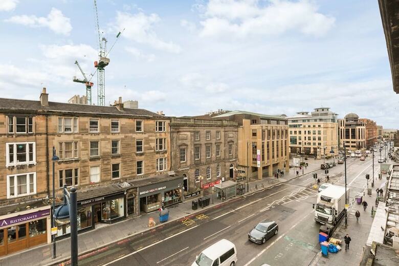 Elegant 3 Bedroom Central Apartment W/castle View
