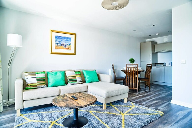 Apartamentos Spacious City Centre 3bed: Free Parking/elevator