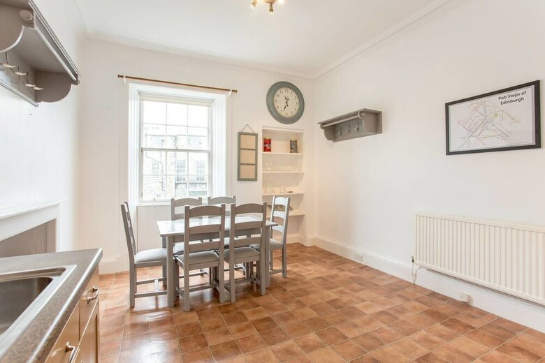 Spacious New Town 3 Bedroom Apartment