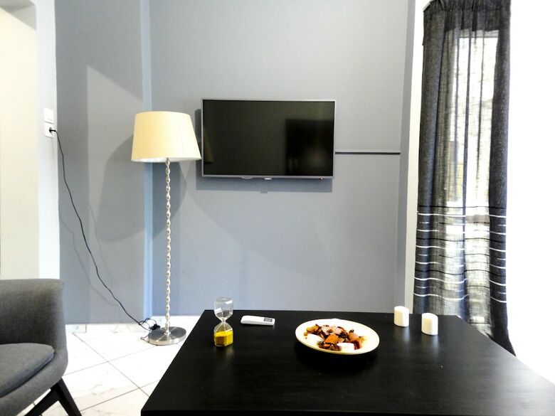 Cozy 2-bedroom Apartment Near Acropolis