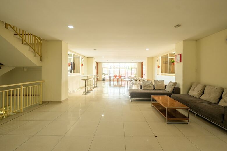 Hostal Oyo 818 Micasa Residence