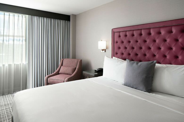 The Axis Moline Hotel, Tapestry Collection By Hilton