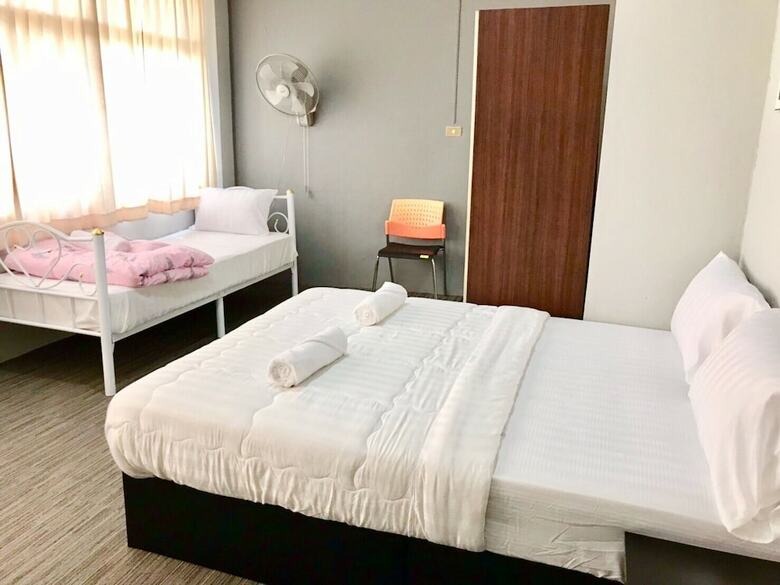 Hostal Lee House