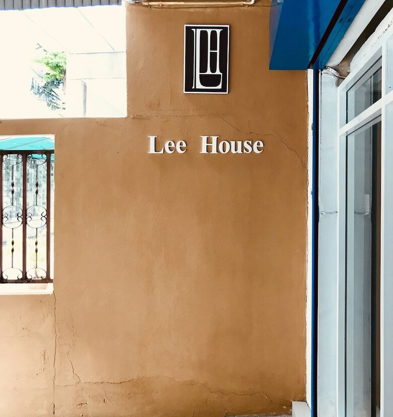 Hostal Lee House