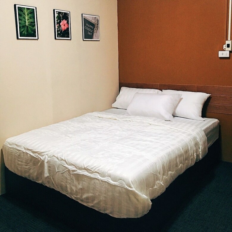 Hostal Lee House