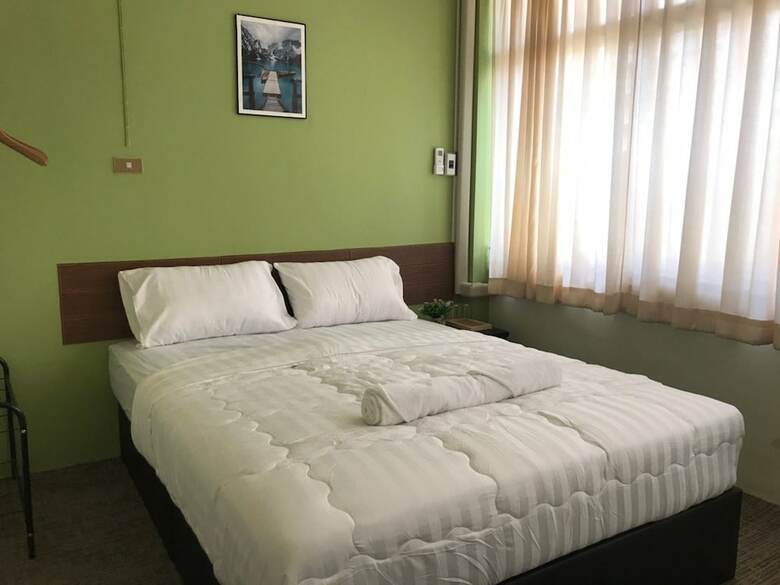 Hostal Lee House