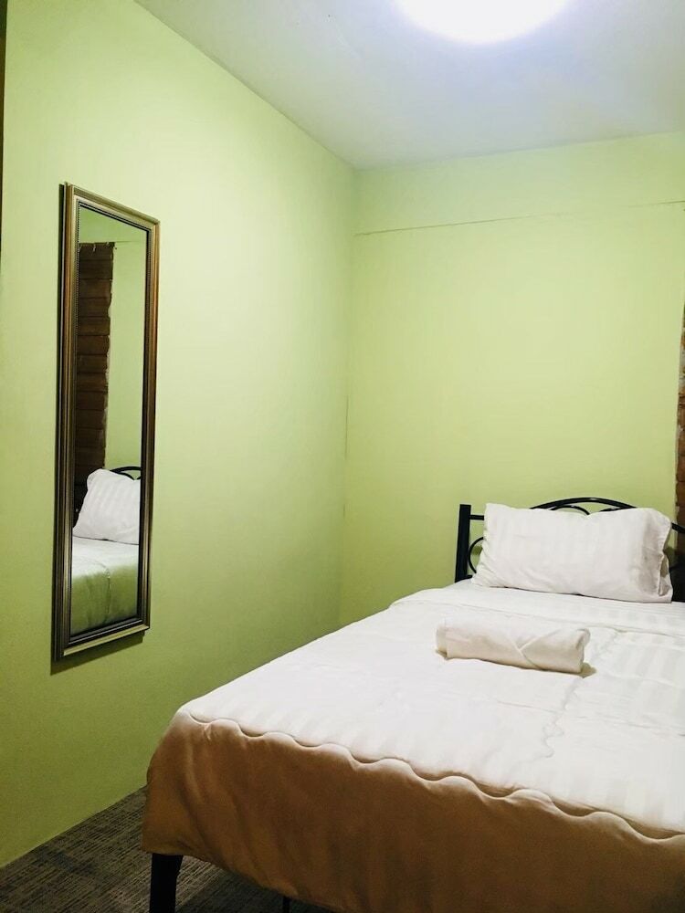 Hostal Lee House