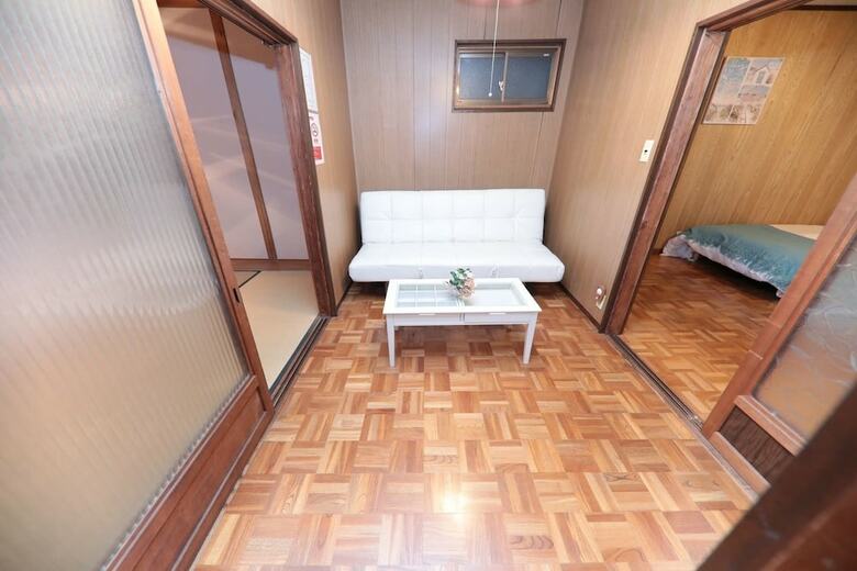 Brick House Near Osaka Castle (217-1)