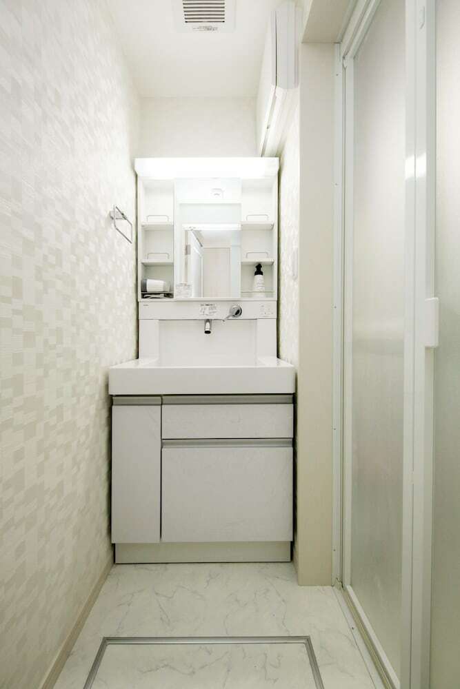 Higashi-rokugo House White