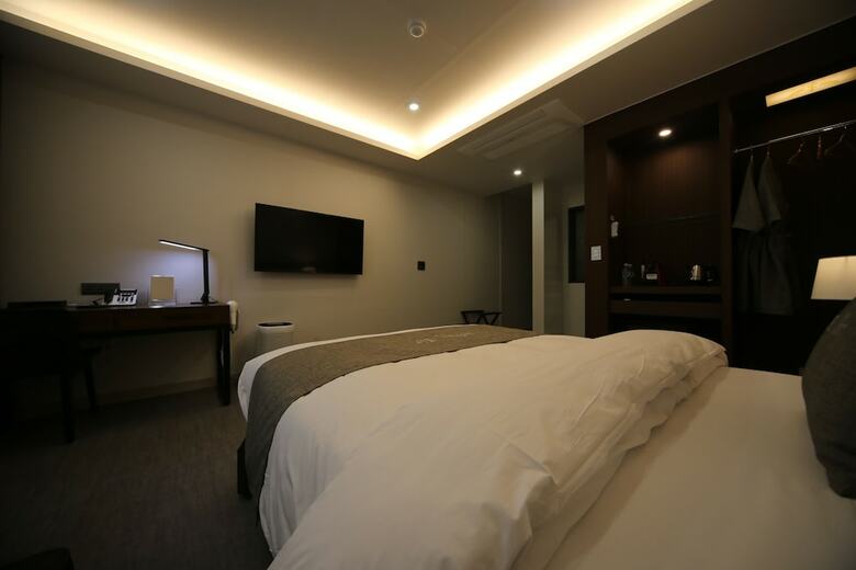 Hotel J's