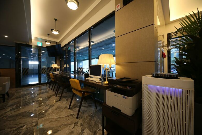 Hotel J's