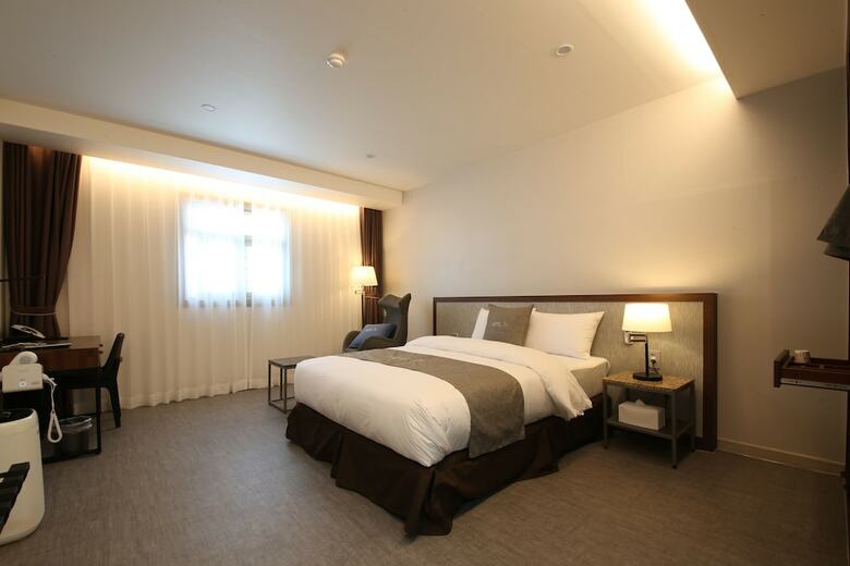 Hotel J's