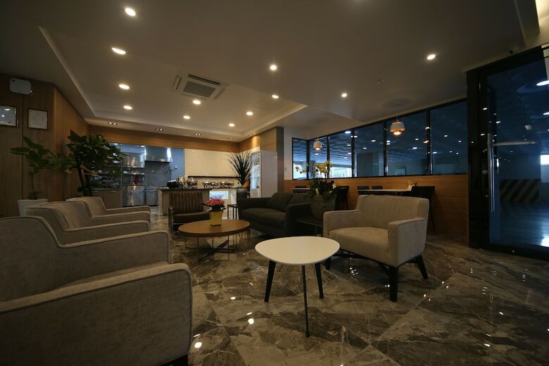 Hotel J's