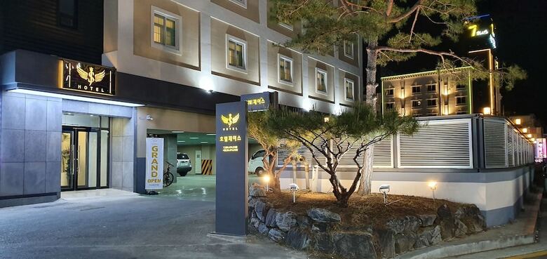 Hotel J's