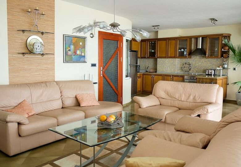 Fm Deluxe 2-bdr Apartment - Varna Port