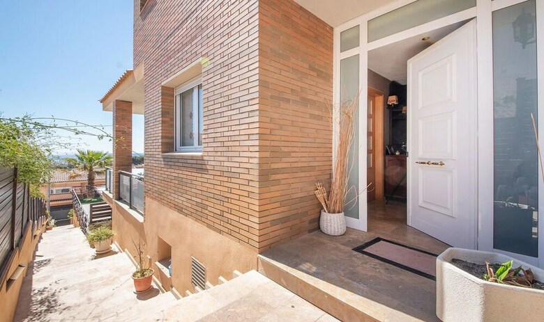 Modern House 2 Km From The Beach (R87)