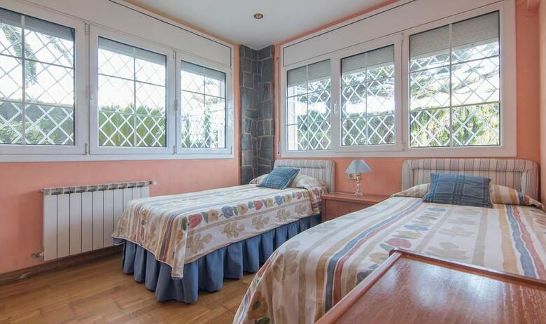 Gallery Villa 650m From The Beach (R81)