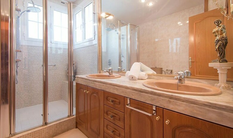 Gallery Villa 650m From The Beach (R81)