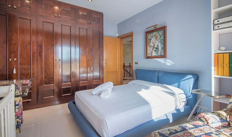 Gallery Villa 650m From The Beach (R81)