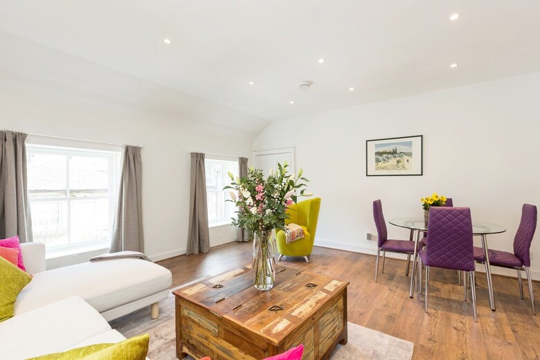 Contemporary Central Edinburgh Apartment