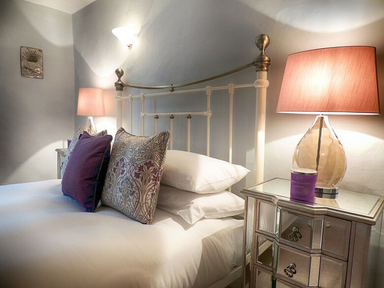 Cotswold Cottage Gems - Century House
