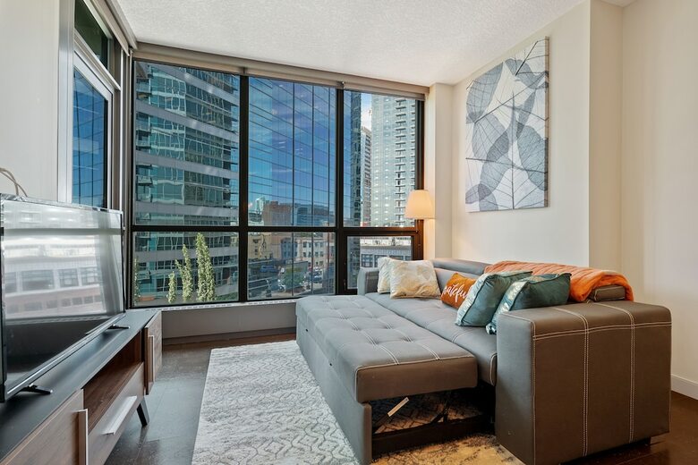 Simply Comfort. Downtown Calgary Apts