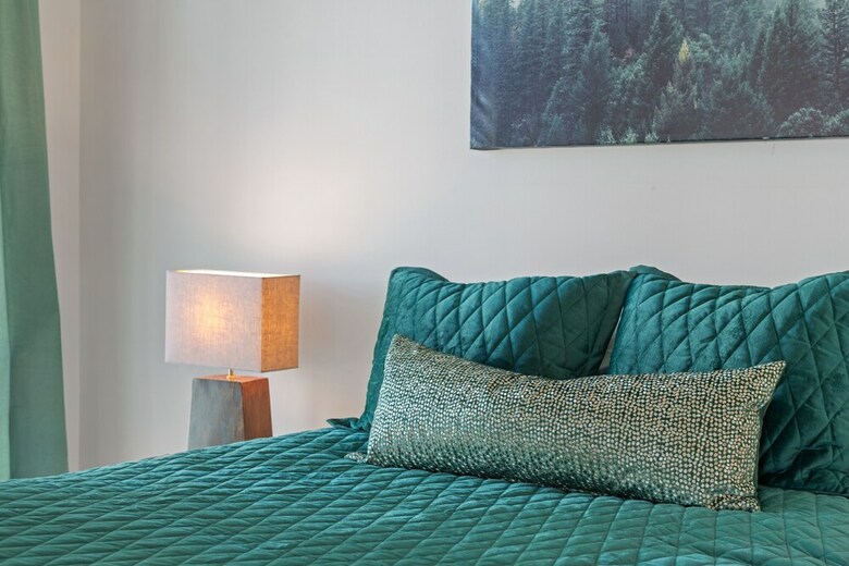 Simply Comfort. Downtown Calgary Apts