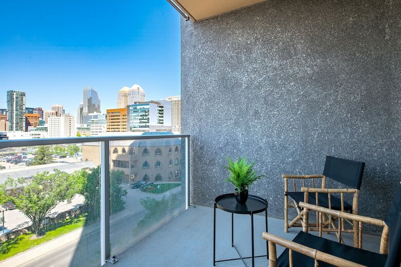 Simply Comfort. Downtown Calgary Apts
