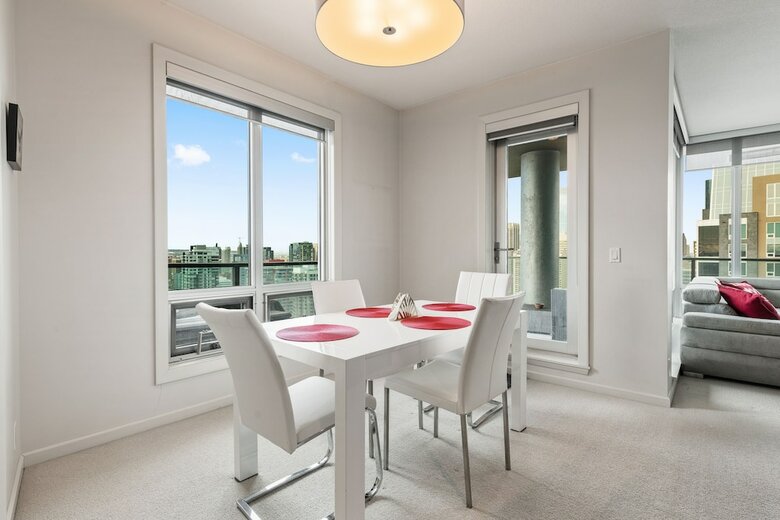 Simply Comfort. Downtown Calgary Apts