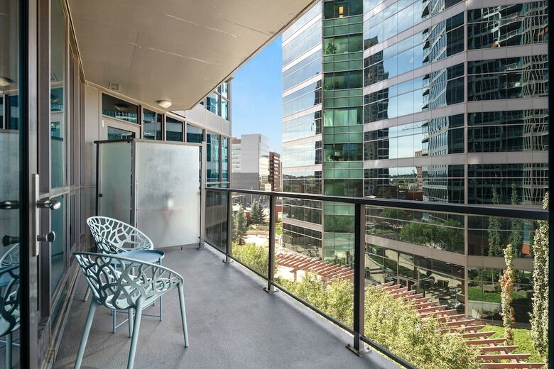 Simply Comfort. Downtown Calgary Apts