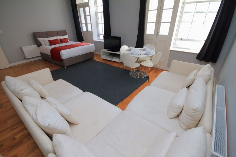 5 Star Dame Street Apartment