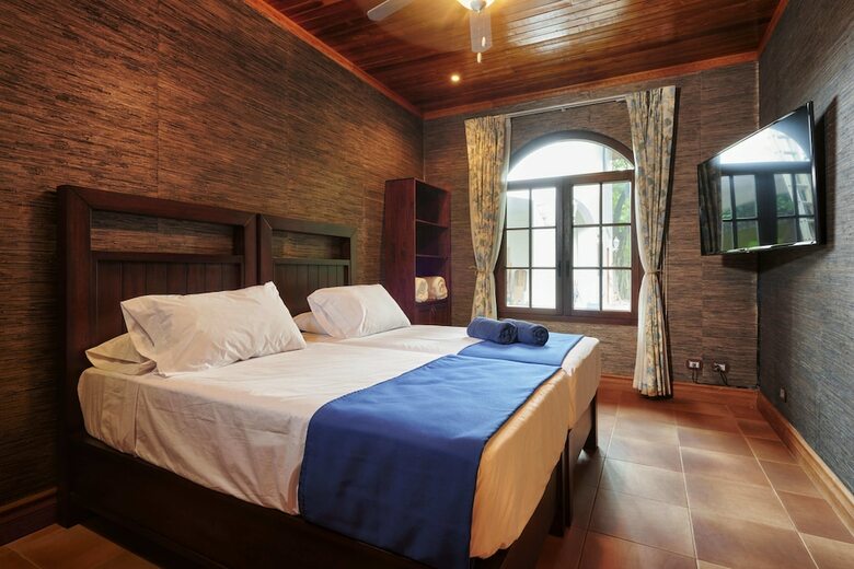 Blue Jewel Oceanfront Private Villa