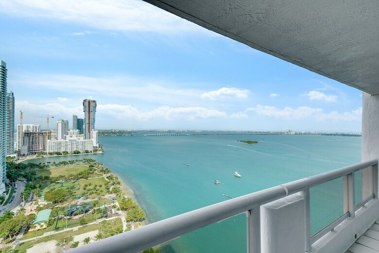 The Grand Condos By Edgewater One Ir