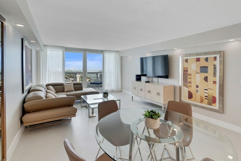 The Grand Condos By Edgewater One Ir