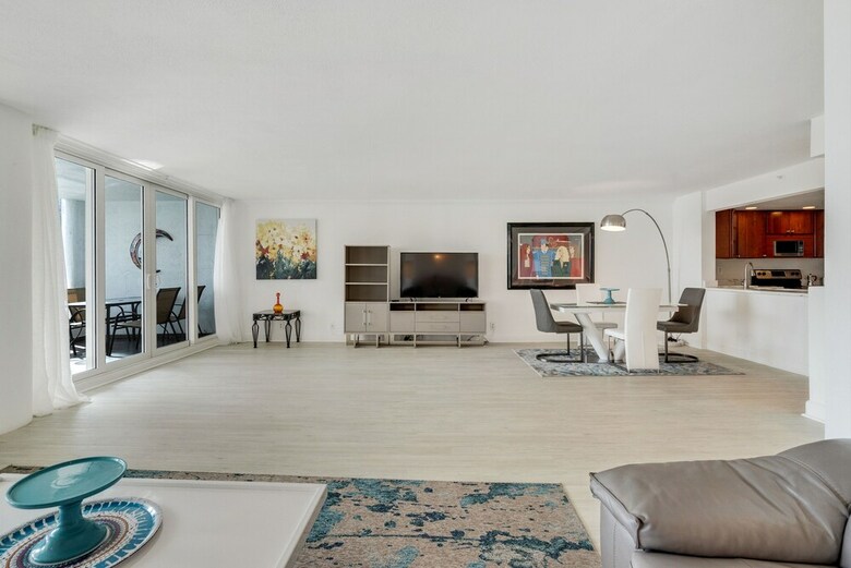 The Grand Condos By Edgewater One Ir
