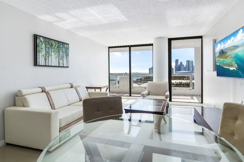 The Grand Condos By Edgewater One Ir