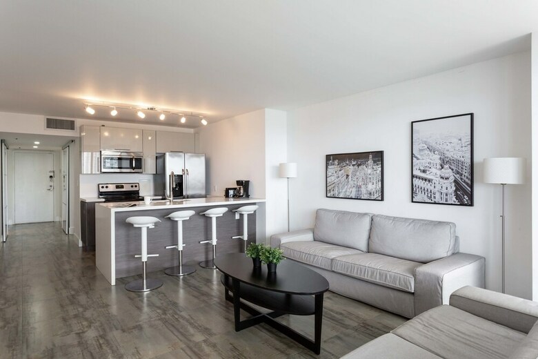 The Grand Condos By Edgewater One Ir