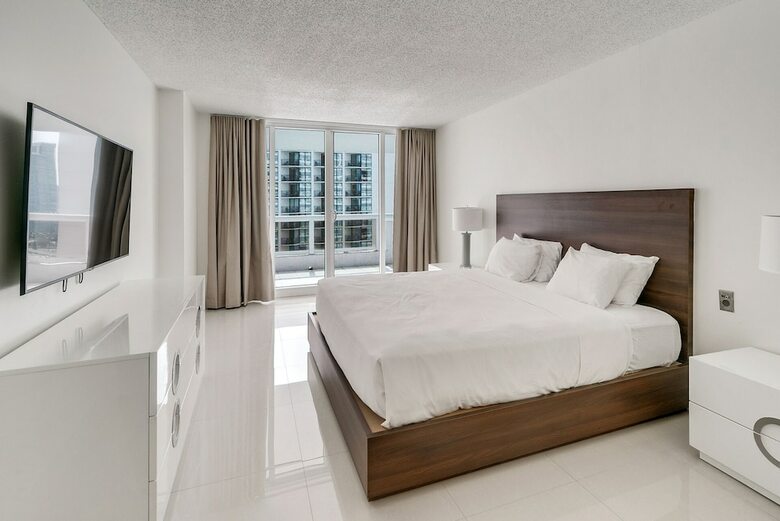 The Grand Condos By Edgewater One Ir