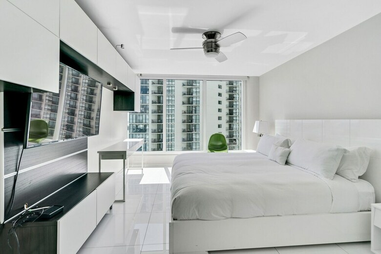 The Grand Condos By Edgewater One Ir