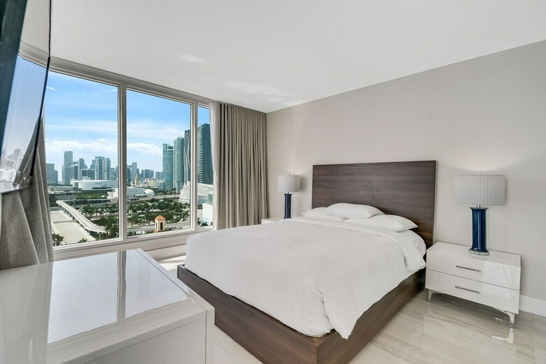 The Grand Condos By Edgewater One Ir