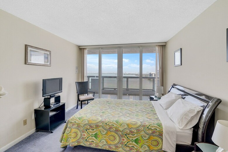 The Grand Condos By Edgewater One Ir
