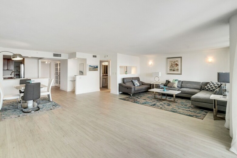 The Grand Condos By Edgewater One Ir