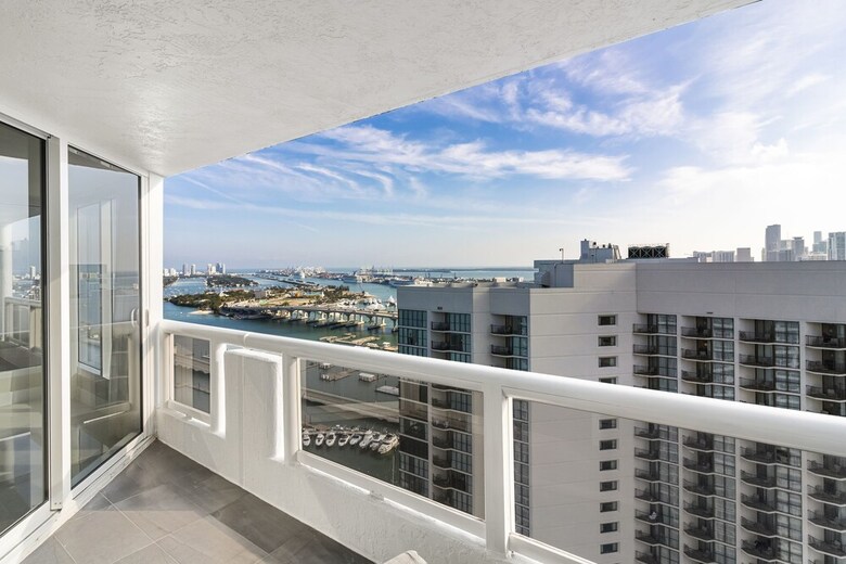 The Grand Condos By Edgewater One Ir