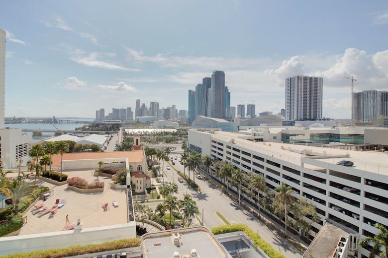 The Grand Condos By Edgewater One Ir