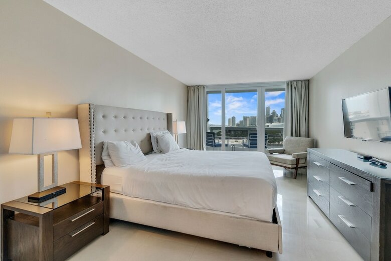 The Grand Condos By Edgewater One Ir
