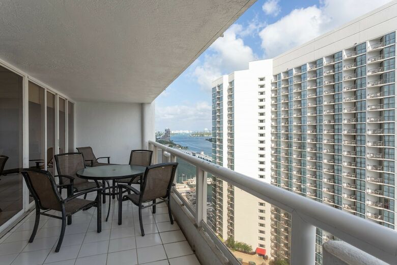 The Grand Condos By Edgewater One Ir