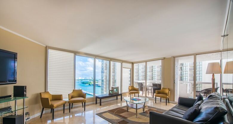 The Grand Condos By Edgewater One Ir