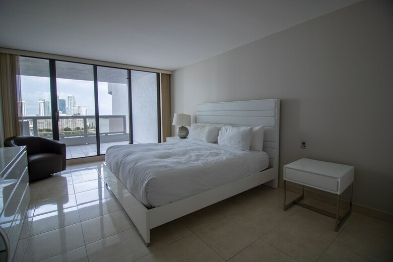 The Grand Condos By Edgewater One Ir