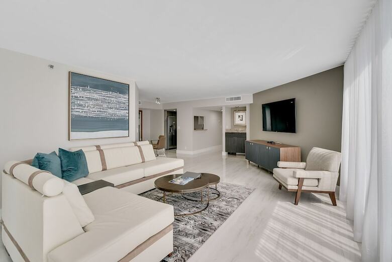 The Grand Condos By Edgewater One Ir